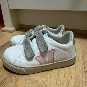 Vejas Toddler sneaker size 9.5